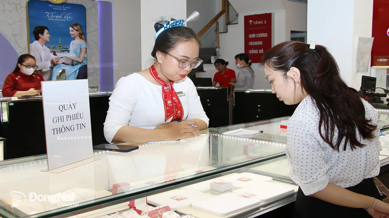 تذبذب أسعار الذهب وسط حالة من الاستقرار النسبي في تكاليف لحم الخنزير